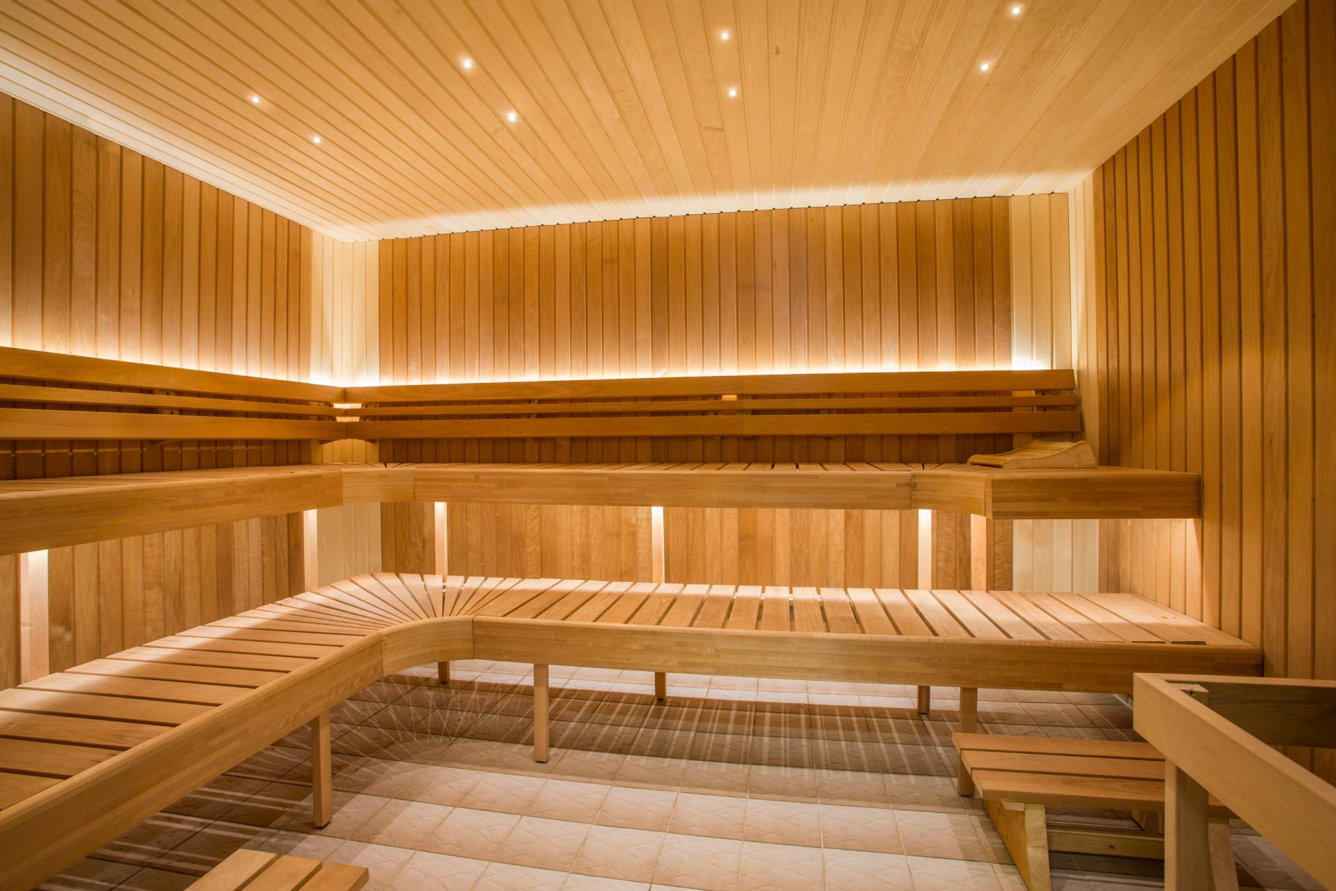 Valoisa nykyaikainen sauna