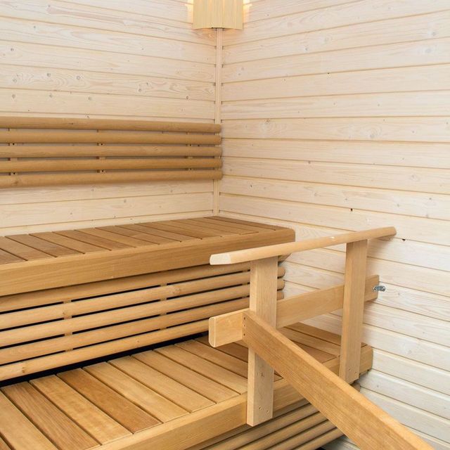 Omakotitalon vaalea nykyaikainen sauna