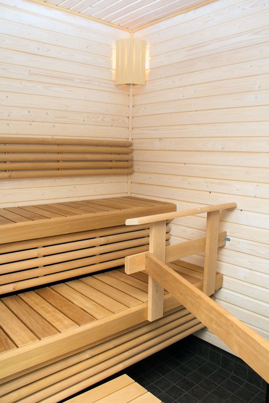 Omakotitalon vaalea nykyaikainen sauna